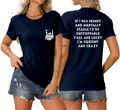 Vue détaillée du t-shirt en coton bleu marine avec geste rock et slogan imprimé au dos - Bleu Marine (Police Blanche)