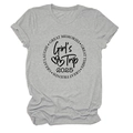 Détail de l'imprimé Girl's Trip 2025 sur t-shirt gris à col rond avec cœur - Gris Clair (Police Noire)
