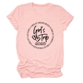 Détail du t-shirt rose clair avec imprimé Girl's Trip 2025 et bords de manches roulés - Rose (Texte Noir)