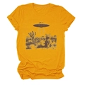 Detail van creatieve UFO en kat grafische print op gembergeel katoenen t-shirt - S / Mosterdgeel (Grafisch)