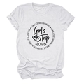 Gros plan sur l'imprimé Girl's Trip 2025 sur un t-shirt blanc à col rond - Blanc (Police Noire)