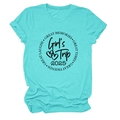 Détail du t-shirt en coton vert menthe avec imprimé Girl's Trip 2025 et col rond - Bleu Eau Profonde (Police Noire)