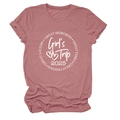 Détail d'un t-shirt à col rond avec imprimé Girl's Trip 2025 en rose poudré - Or Rose (Police Blanche)