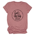 Détail de l'imprimé Girl's Trip 2025 et manches roulées sur t-shirt rose poudré - Or Rose (Police Noire)