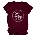 Détail de l'imprimé blanc Girl's Trip 2025 sur un t-shirt en coton rouge bordeaux - Rouge Vin (Police Blanche)