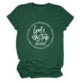 Détail de l'imprimé Girl's Trip 2025 sur un t-shirt vert à col rond et texture douce - Vert Vintage (Police Blanche)