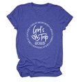 Détail de l'imprimé Girl's Trip 2025 sur un t-shirt décontracté col rond bleu outremer - Bleu Vintage (Police Blanche)