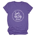 Détail du t-shirt violet à col rond Girl's Trip 2025 avec motif graphique imprimé - Violet (Police Blanche)