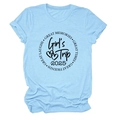 Détail de l'imprimé Girl's Trip 2025 et texture du tissu bleu clair sur le t-shirt court - Bleu Clair (Police Noire)