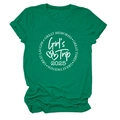 Détail du t-shirt vert avec imprimé graphique blanc Girl's Trip 2025 et col rond souple - Vert Foncé (Police Blanche)