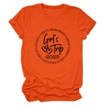 Détail du col d'un t-shirt orange et de l'imprimé graphique Girl's Trip 2025 - Orange (Police Noire)