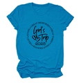Détail de l'imprimé Girl's Trip 2025 sur un t-shirt bleu ciel à col rond pour femme - Bleu Lac (Police Noire)