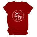 Détail d'un t-shirt en coton avec imprimé circulaire blanc Girl's Trip 2025 sur tissu rouge - Rouge (Police Blanche)