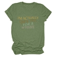 Détail du t-shirt vert olive avec impression du texte 'I'M ACTUALLY QUITE TALL FOR A HOBBIT' - S / Vert olive