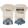 Vorder- und Rückseite des Wrestling Mom T-Shirts mit My Heart Is On That Mat Grafikaufdruck - S / Sandfarben (Schwarze Schrift)