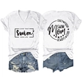 V-hals Swim Mom T-shirt en denim shorts met prints op voor- en achterkant platgelegd - S / Wit