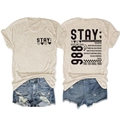 Detail van voor- en achterkant van haverkleurig T-shirt met STAY-print en citaten - Zand (Zwarte Print)