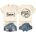 Voor- en achteraanzicht van Swim Mom V-hals T-shirt met gerafelde denim short - S / Zandkleur