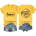 Dames T-shirt met V-hals en Swim Mom print, platliggende weergave van voor- en achterkant - S / Geel