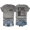 Detail van grijs t-shirt met tekst en distressed denim shorts in een setje - Donkergrijs (Zwarte print)