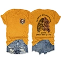 Detailansicht der Rückseite eines gelben T-Shirts mit Totenkopf- und Blumenkunstdruck - S / Mustard Yellow Front Chest (Black Graphic)