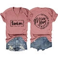 Dettaglio della t-shirt scollo a V Swim Mom e pantaloncini di denim con stampa sul retro - rosso mattone