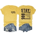 Detailopname van geel T-shirt met teksten en distressed denim korte broek setje - Geel (Zwarte Print)