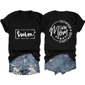 Dettagli in piano della t-shirt Swim Mom Life con pantaloncini di jeans strappati vintage - Nero