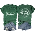 T-shirt verde con scollo a V, stampe Swim Mom e pantaloncini in denim usurati, fronte e retro - verde retrò