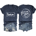 Vista fronte e retro della maglietta blu con scollo a V, stampa Swim Mom e shorts in denim - Blu Notte