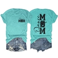 Détail de l'imprimé Dance MOM et silhouette de ballet sur le t-shirt vert menthe - Bleu Eau Profonde (Police Noire)