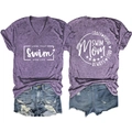 Dettaglio della maglietta viola con scollo a V e stampe bianche Swim Mom sul retro - Viola