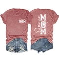 Détail du t-shirt rouge brique Dance MOM avec lettrage blanc et silhouette de danseuse - Or Rose (Police Blanche)