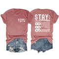 Gedetailleerde platte weergave van bordeaux T-shirt met witte opdruk en blauwe denim shorts - Roségoud (Witte Print)