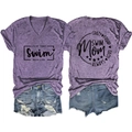 T-shirt viola melange con scollo a V, stampa Swim Mom e pantaloncini di jeans - Viola scuro
