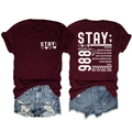 Detail van bordeauxrood T-shirt met tekstprint en distressed denim shorts in blauw - Wijnrood (Witte Print)