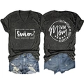 T-shirt da donna con scollo a V Swim Mom con slogan fronte e retro e pantaloncini - grigio canapa scuro