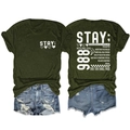 Detail van olijfgroen Stay Tomorrow T-shirt en distressed denim shorts in casual kledingset - Legergroen (Witte Afdruk)
