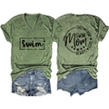 Piatto di una maglietta verde con scollo a V e pantaloncini in denim con testo stampato - Verde oliva