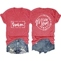 Dettaglio del set t-shirt rossa con scollo a V e pantaloncini in denim con stampa Swim Mom - Rosso