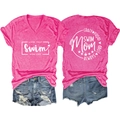 Dettaglio fronte e retro della maglietta rosa con scollo a V e pantaloncini di denim - Rosso rosa