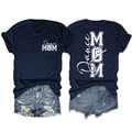 Détail du t-shirt bleu marine avec imprimé Dance MOM et short en jean vieilli sur blanc - Bleu Marine (Police Blanche)
