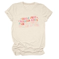 Makro-Detail des cremefarbenen Baumwoll-T-Shirts mit buntem Slogan-Druck und Rollärmel - S / Sandfarben