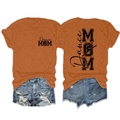 Détail de l'ensemble t-shirt orange et short en jean avec imprimé Dance MOM - Orange Brûlé (Police Noire)