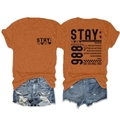 Detail van oranje katoenen T-shirt met opdruk en distressed denim korte broek - Gebrand Oranje (Zwarte Print)