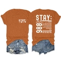 Detail van karamel oranje t-shirt met STAY en YOU MATTER prints en 988 hulplijn logo - Gebrand Oranje (Witte Print)