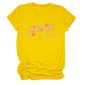 Détail d'un T-shirt en coton jaune avec texte féministe coloré et motifs d'étoiles - Jaune