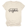 Dettaglio della t-shirt crema a maniche corte con stampa Life Is Better With Grandkids - S / Sabbia (Carattere Nero)