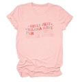 Détail du t-shirt en coton rose avec slogan rétro coloré sur fond blanc épuré et lisse - Rose