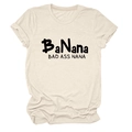 Dettaglio della maglietta color crema a girocollo con stampa BaNana Bad Ass Nana - S / Sabbia (Font Nero)